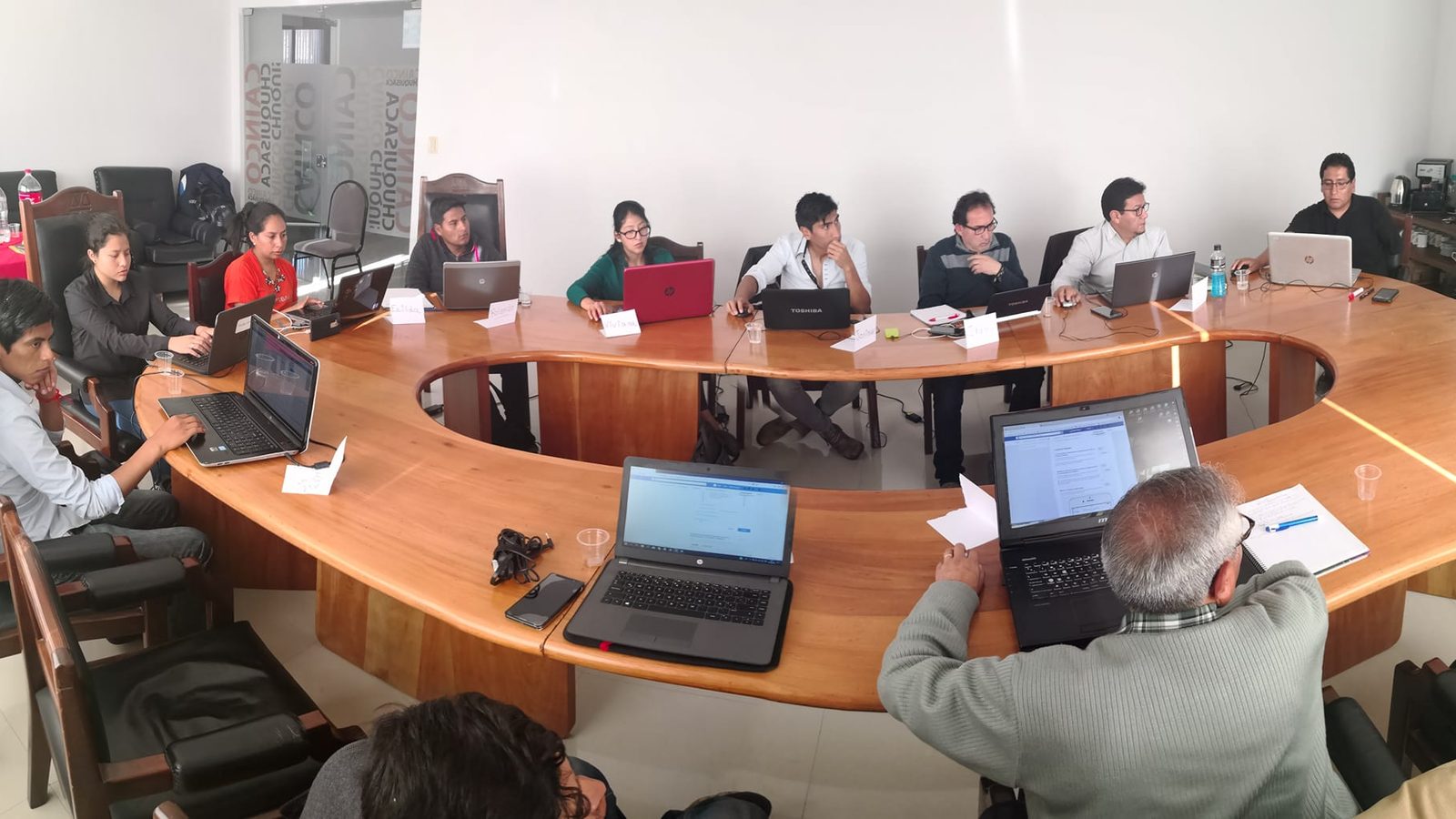 Capacitación presencial de NEUROLAB con participantes trabajando en sus computadoras