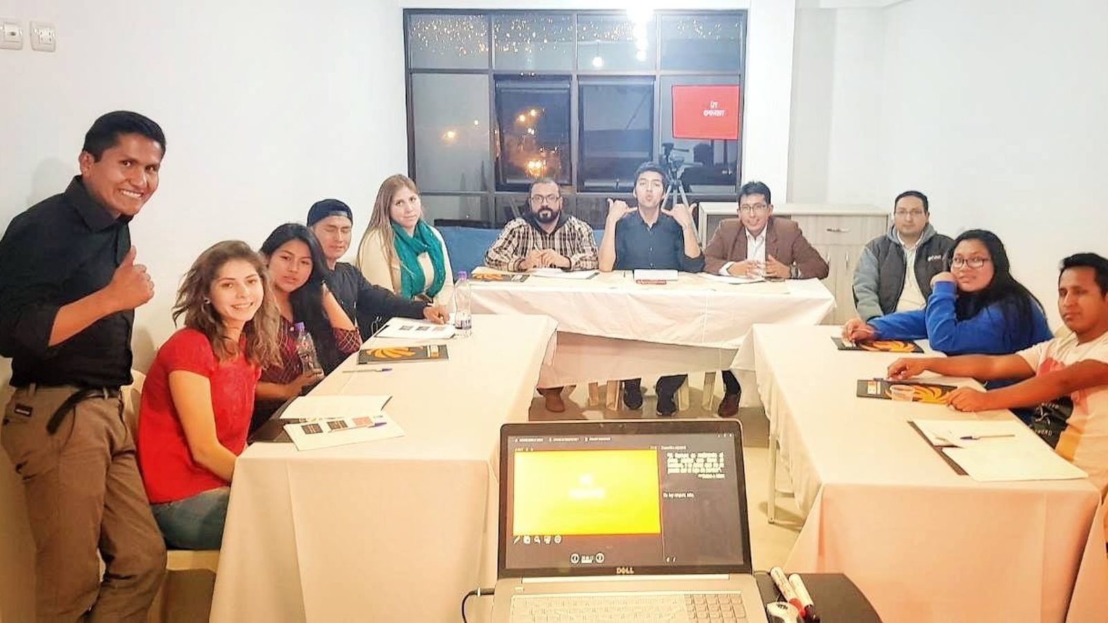 Taller de NEUROLAB con emprendedores en mesas de trabajo